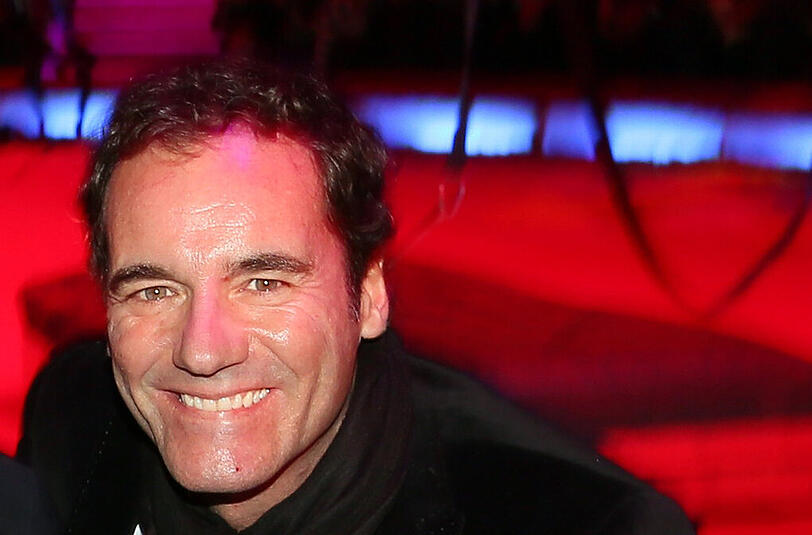 Schwimmen &ndash; und ab und zu ein Glas Rotwein

Thomas Ohrner (48), Schauspieler
"Ich gehe zwei bis drei Mal die Woche schwimmen. Ich mag den Sport, weil er meine Gelenke am wenigsten abnutzt und mir Energie gibt. Ich brauche eine gute Balance zwischen Bewegung und Muße, um mich gesund zu fühlen. Ab und zu genieße ich deshalb ein Gläschen Rotwein zum Entspannen."