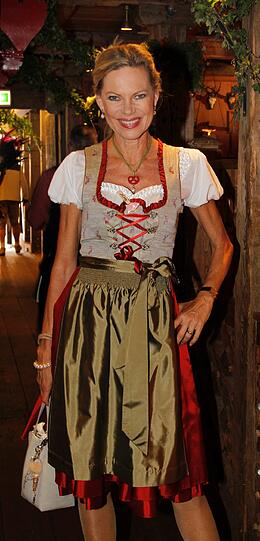 Zünftig-elegant: Nina Ruge mit Brezn-Kette im Käferzelt.