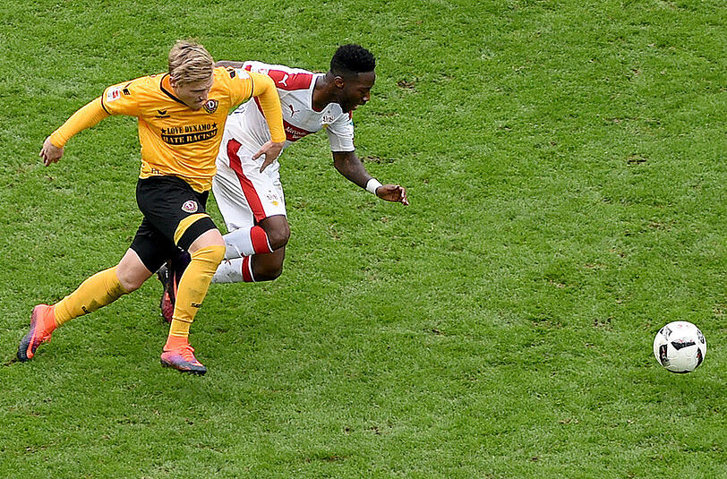 Der Dresdner Marvin Stefaniak und der Stuttgarter Carlos Mané (rechts) im Laufduell.