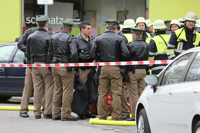SEK-Einsatz! Polizei findet nach Waffen-Kontrolle Toten in der Holzstraße. Die Bilder vom Einsatz...
