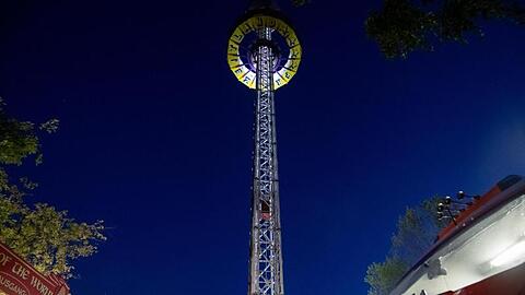Die Plattform eines Aussichtsturm eines fränkischen Freizeitparks steckt in 60 Metern Höhe fest. Foto: Daniel Karmann
