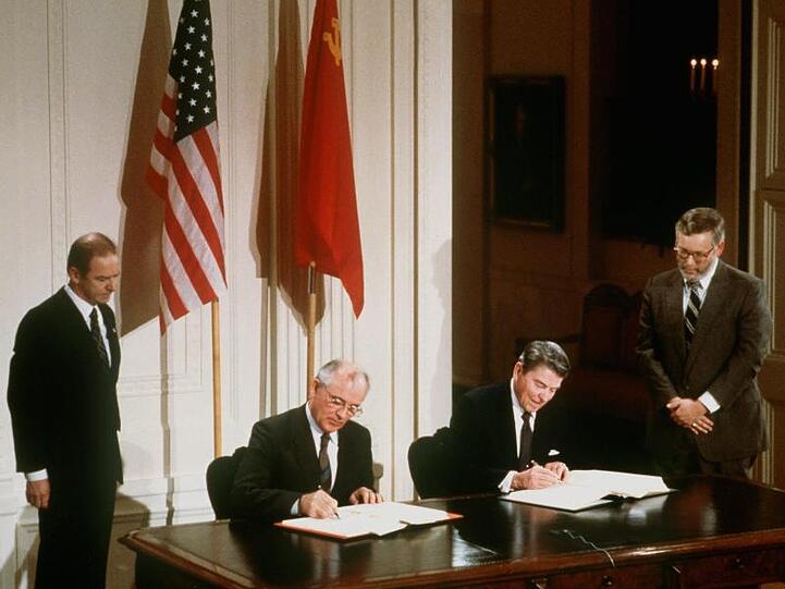 Einer der maßgeblichen Abrüstungsverträge aus der Zeit des Kalten Krieges steht vor dem Aus. Hier unterzeichnet der damalige US-Präsident Ronald Reagan (r) und der damalige sowjetische Parteichef Michail Gorbatschow den INF-Vertrag zur Vernichtung der atomaren Mittelstreckenraketen.