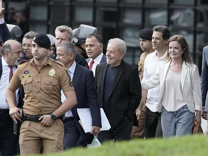 Nach 580 Tagen hinter Gittern ist der zu einer langjährigen Freiheitsstrafe verurteilte brasilinische Ex-Präsident Luiz Inácio Lula da Silva (M.) wieder in Freiheit.
