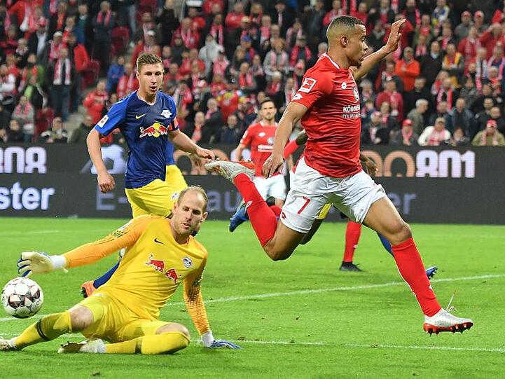 Dreimal musste RB-Keeper Peter Gulacsi (M) bei Leipzigs 3:3 in Mainz hinter sich greifen.