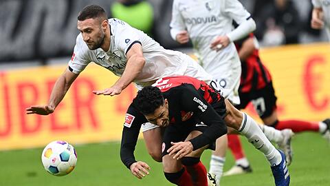 Das Spiel zwischen Frankfurt und Bochum war hart umkämpft: Hier Omar Marmoush (r) und der Bochumer Ivan Ordets im direkten Duell.