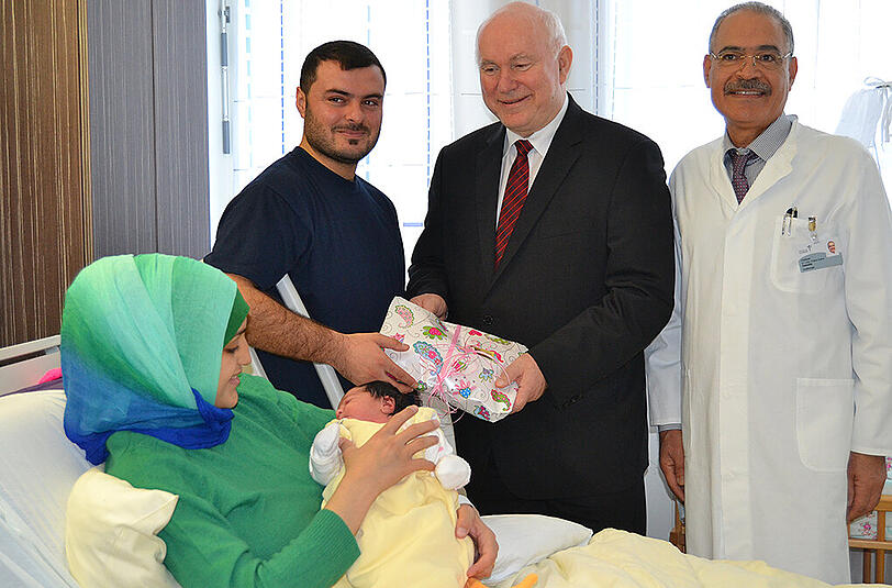 Stippvisite: Am Tag nach der Geburt besuchte Landrat Heinricht Trapp die junge Familie im Krankenhaus.