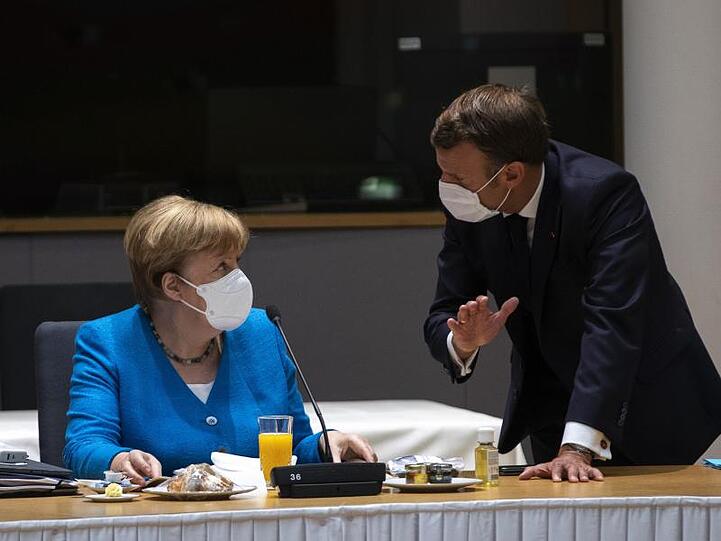 Bundeskanzlerin Angela Merkel spricht mit dem französischen Präsidenten Emmanuel Macron am zweiten Tag des EU-Gipfels.