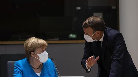 Bundeskanzlerin Angela Merkel spricht mit dem französischen Präsidenten Emmanuel Macron am zweiten Tag des EU-Gipfels.