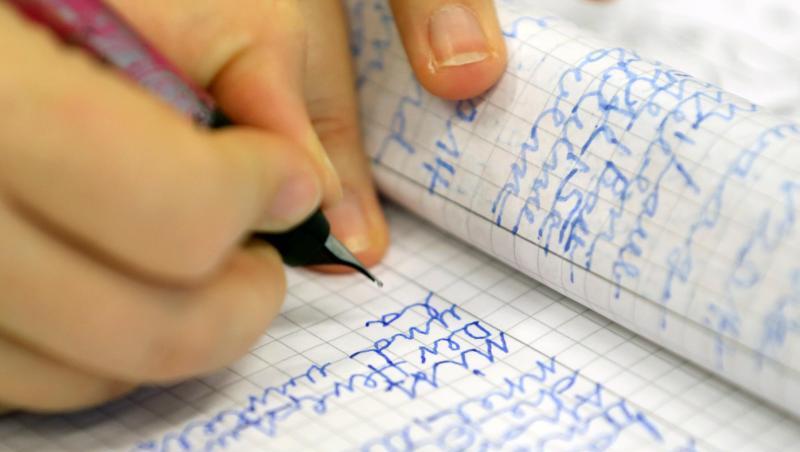 Eine Frau schreibt in der Volkshochschule Rostock bei einem Analphabeten-Grundkurs. Eine Frau schreibt in der Volkshochschule Rostock bei einem Analphabeten-Grundkurs.