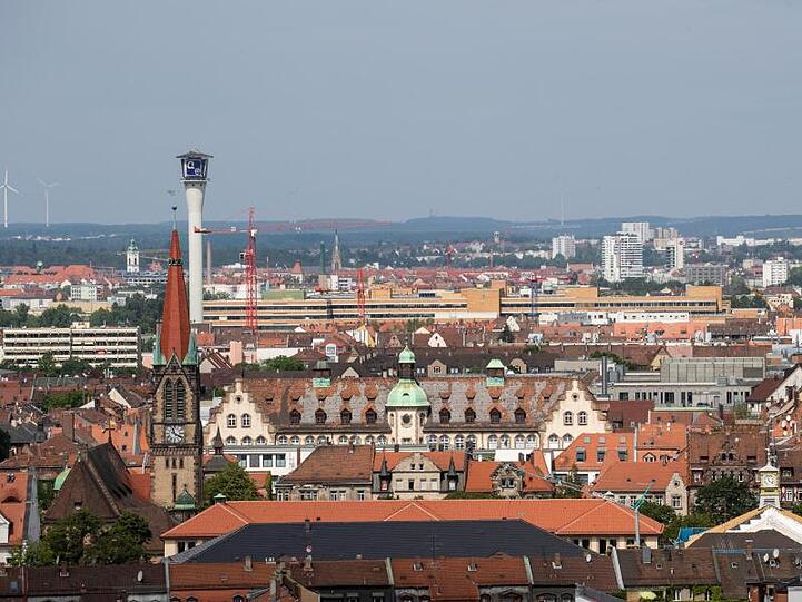 Gebäudekomplex des ehemaligen Versandhauses Quelle mit dem Quelle-Turm. Foto: Daniel Karmann/Archivbild