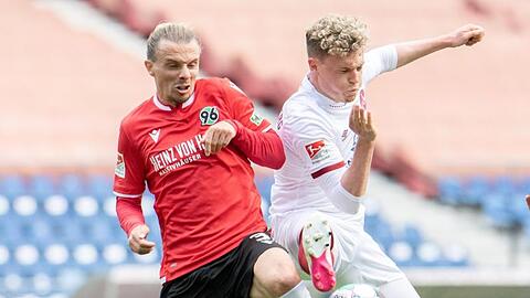 Hannovers Niklas Hult (l) kämpft mit Nürnbergs Robin Hack um den Ball.