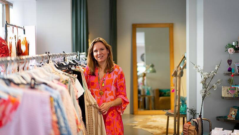 Kurz, lang, pink, orange oder blau: Daniela Gross bietet in ihrem Laden Augusta Fashion in der Maxvorstadt Tuniken aller Art. Kurz, lang, pink, orange oder blau: Daniela Gross bietet in ihrem Laden Augusta Fashion in der Maxvorstadt Tuniken aller Art.