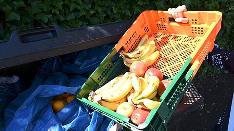 Ab in die Tonne: Dem UN-Bericht zufolge verschwendete jede Person im Jahr 2022 im Schnitt 79 Kilogramm Lebensmittel.