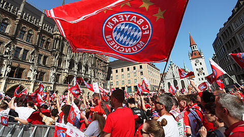Am Sonntagmittag wird der Marienplatz einmal mehr in ein rot-weißes Fahnenmeer getaucht.