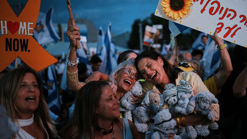 Tausende Menschen versammelten sich in Tel Aviv.