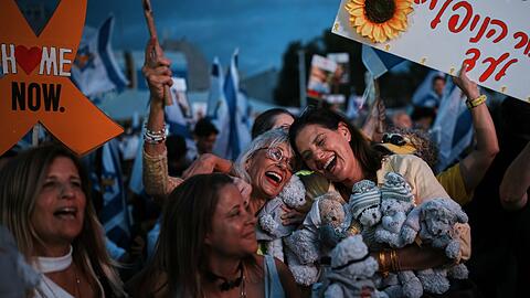 Tausende Menschen versammelten sich in Tel Aviv.