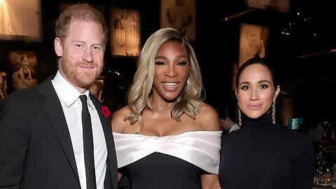 Prinz Harry und Herzogin Meghan nahmen Serena Williams in ihre Mitte.