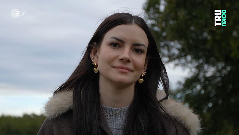 Jasmine leidet an der chronischen Darmerkrankung Colitis ulcerosa. Im Film "Tru Doku: Windel mit 21" erz&auml;hlt sie ihre Geschichte.