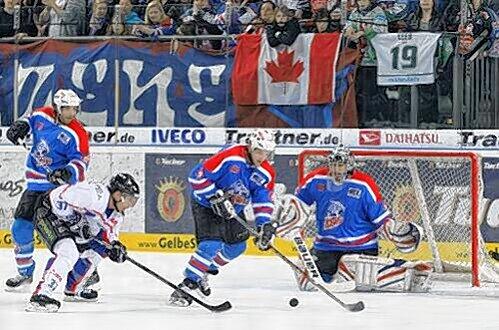 Da ging's noch mal gut: Paul Albers und Tigers-Keeper Patrick Ehelechner stoppen Ingolstadts  Richard Girard.
