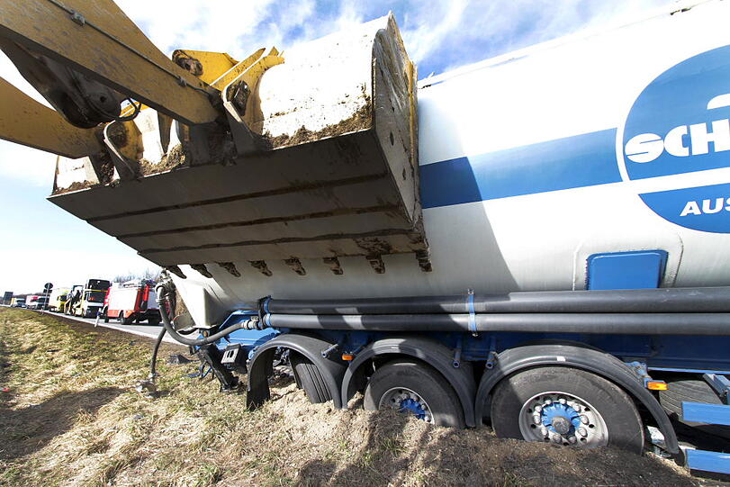Bilder des dramatischen Verkehrsunfalls mit 4 Sattelzügen.