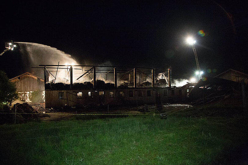 Die Bilder vom Stallbrand in Taching am See.