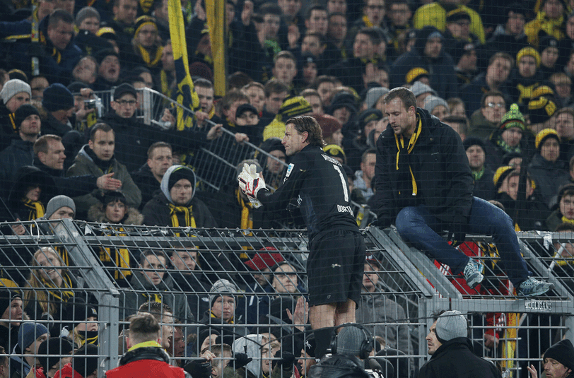 Gegen eine schwarz-gelbe Wand: BVB-Torhüter Roman Weidenfeller versucht, die Fans zu beruhigen.