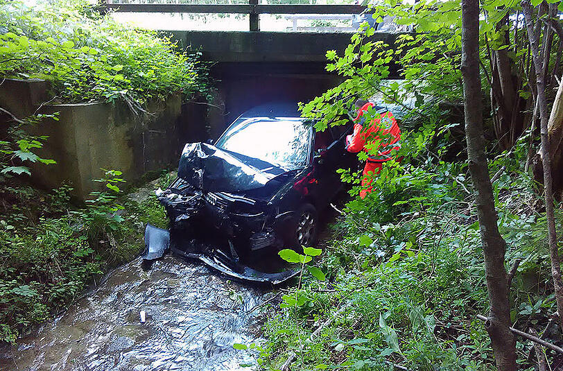 Ein 18-jähriger Fahranfänger stürzte mit seinem Audi in einen Bach. Er wurde leicht verletzt. Die Bilder.