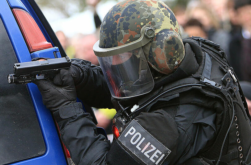 Ballistische Helme, Schutzwesten, durchschlagskräftigere Waffen: Die deutsche Polizei soll für den Kampf gegen den Terror aufgerüstet werden.