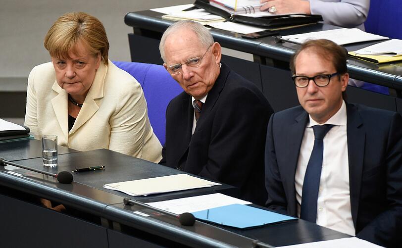 Angela Merkel und Wolfgang Schäuble (CDU) sitzen neben Alexander Dobrindt (CSU) auf der Regierungsbank. Foto: Sophia Kembowski/Archiv