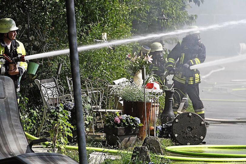 Die Lagerhalle in Markt Indersdorf ist komplett abgebrannt - wie es zu dem Feuer kam, ist aktuell noch unklar. Die Bilder vom Feuerwehreinsatz.
