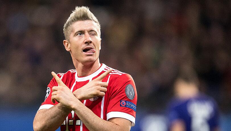 Der einstudierte Torjübel hat sich gelohnt: 53 Mal konnte ihn Lewandowski allein in diesem Jahr vorführen Der einstudierte Torjübel hat sich gelohnt: 53 Mal konnte ihn Lewandowski allein in diesem Jahr vorführen