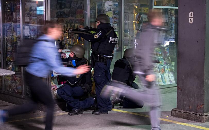Schreckensszenario Terroranschlag - die Münchner Polizei probt den Ernstfall in einer mehrstündigen Übung am Hauptbahnhof - die Bilder.