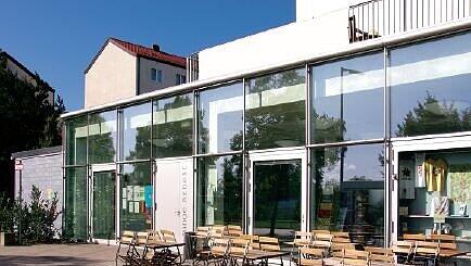 Das Gebäude der "Jungen Arbeit" von außen. Das Gebäude der "Jungen Arbeit" von außen.