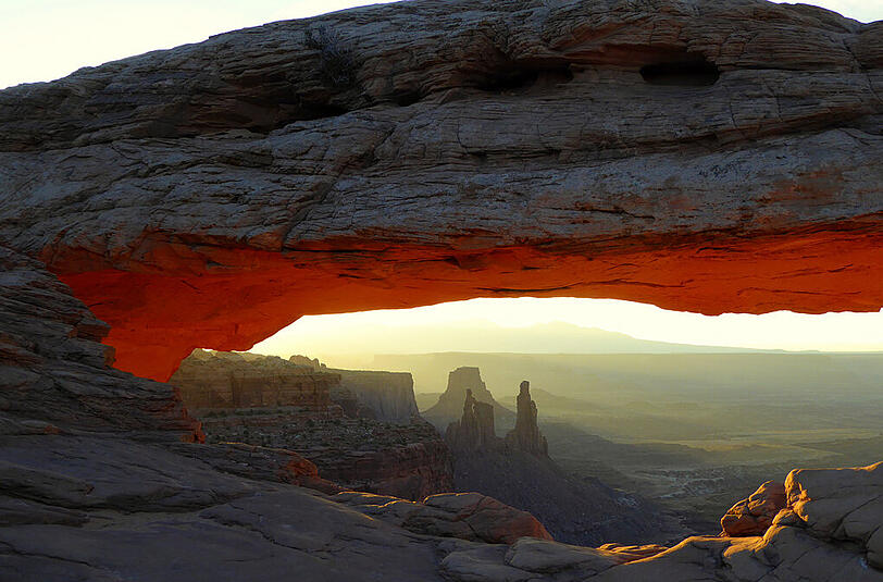 Mesa Arch im Canyonlands National Park bei Sonnenaufgang.