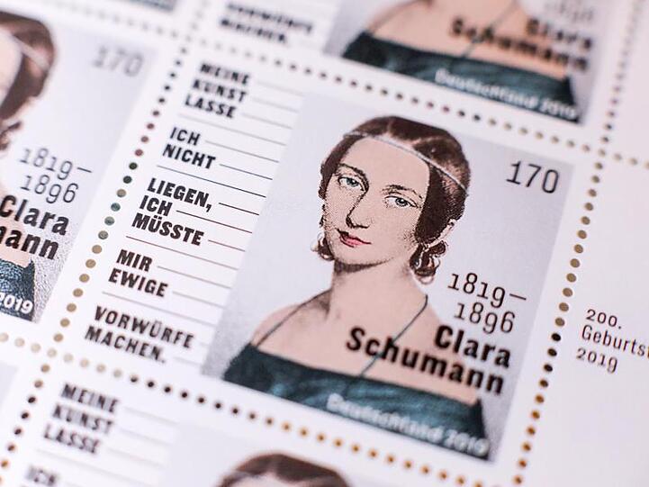 Eine Sonderbriefmarke zum 200. Geburtstag von Clara Schumann liegt in einem Sonderpostamt im Rathaus Leipzig.
