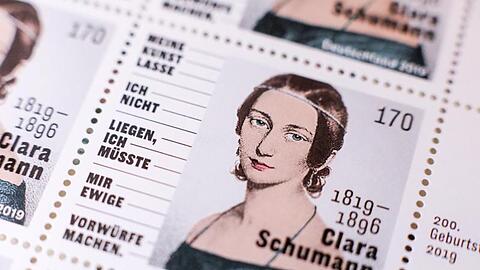 Eine Sonderbriefmarke zum 200. Geburtstag von Clara Schumann liegt in einem Sonderpostamt im Rathaus Leipzig.