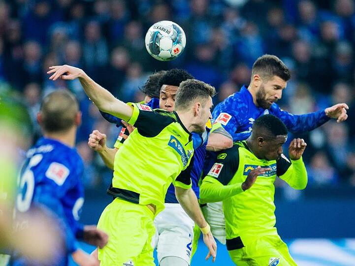 Schalkes Weston McKennie (M) und Paderborns Sebastian Schonlau versuchen an den Ball zu kommen.
