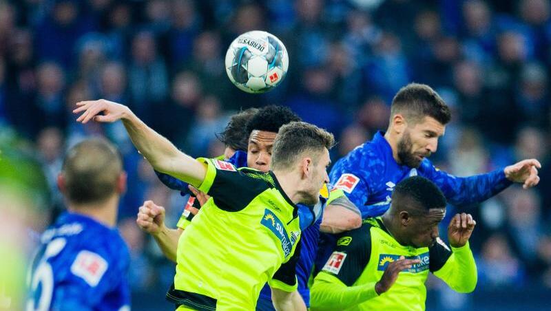 Schalkes Weston McKennie (M) und Paderborns Sebastian Schonlau versuchen an den Ball zu kommen. Schalkes Weston McKennie (M) und Paderborns Sebastian Schonlau versuchen an den Ball zu kommen.