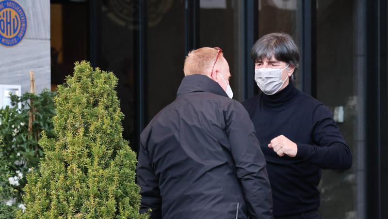 Start in die heiße Phase: Bundestrainer Joachim Löw (r) ist bereits im österreichischen EM-Trainingslager der DFB-Elf abgekommen.