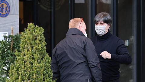 Start in die heiße Phase: Bundestrainer Joachim Löw (r) ist bereits im österreichischen EM-Trainingslager der DFB-Elf abgekommen.