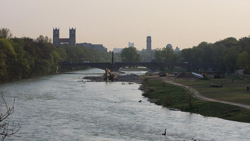 Blick von der Brücke auf St. Maximilian und das Deutsche Museum. Blick von der Brücke auf St. Maximilian und das Deutsche Museum.