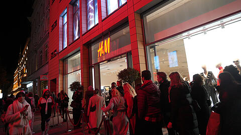 Lange Warteschlange vor dem Pre-Opening des neuen H&M-Flaggschiffs in der Kaufingerstraße.