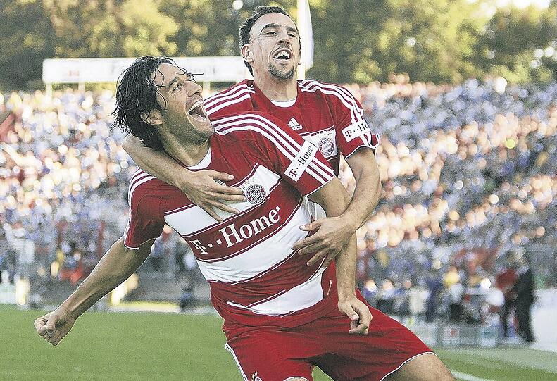 Jubelt er auf Schalke wieder? Stürmer-Star Luca Toni, hier mit Franck Ribéry, ist wieder fit.