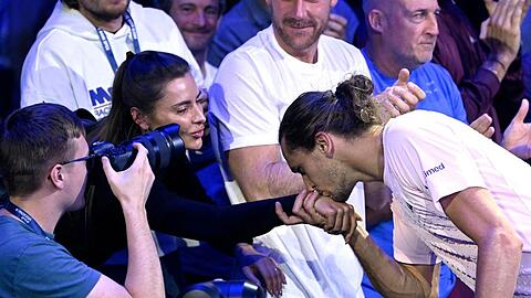Alexander Zverev feiert seinen Meilenstein mit einem Handkuss f&uuml;r Sophia Thomalla.