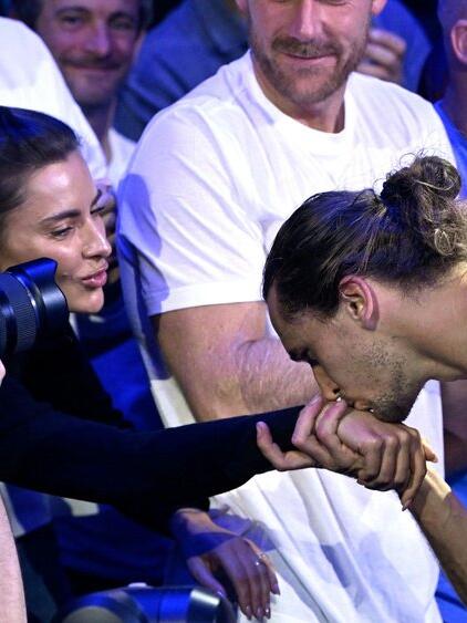 Alexander Zverev feiert seinen Meilenstein mit einem Handkuss f&uuml;r Sophia Thomalla.