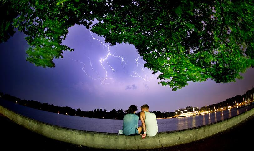 Ein junges Paar sitzt am 19.06.2013 am späten Abend am Maschsee in Hannover