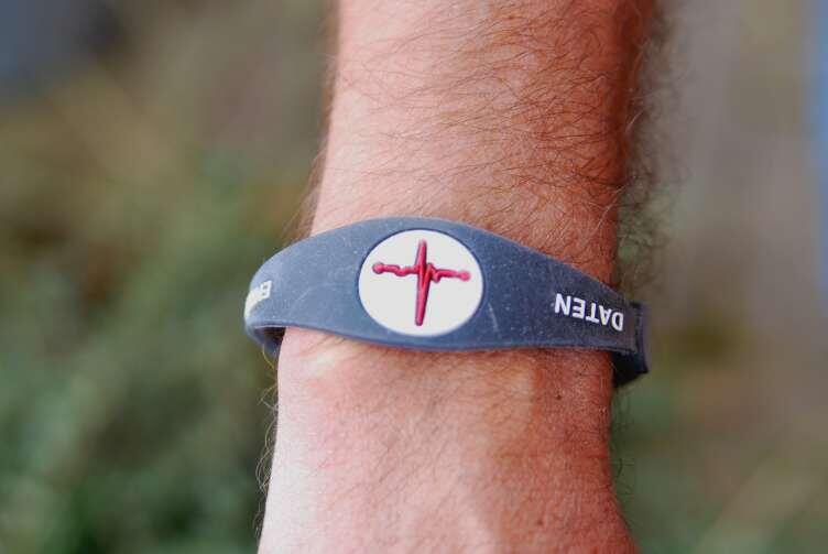 Auf dem Armband von Identbox sind alle relevanten Daten gespeichert, die einem Nothelfer die Arbeit erleichtern.