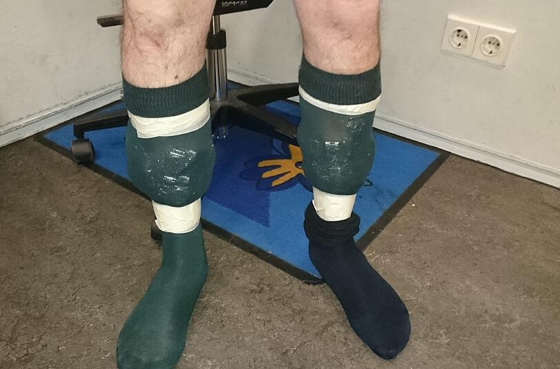 Die 22 Uhren waren in den Socken versteckt und mit Klebeband am Bein befestigt.