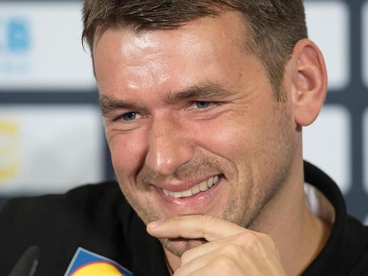 Handball-Bundestrainer Christian Prokop saß mit einem Dauergrinsen im Gesicht bei der Pressekonferenz auf dem Podium.