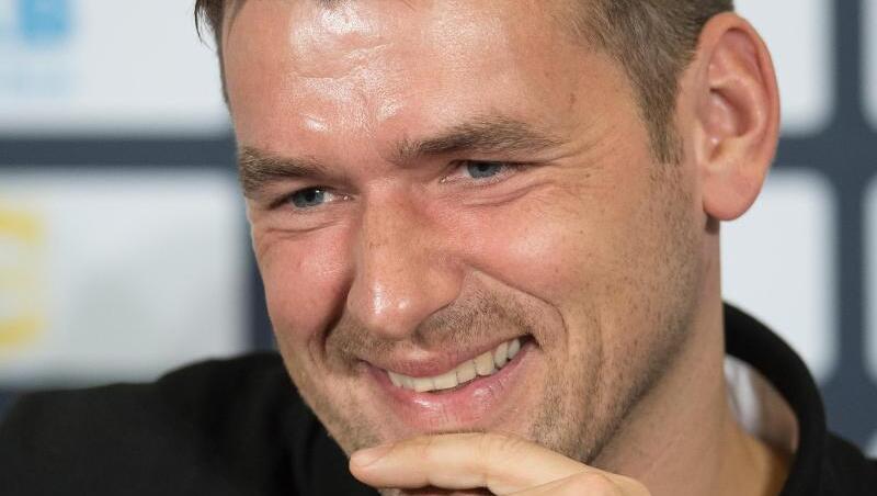 Handball-Bundestrainer Christian Prokop saß mit einem Dauergrinsen im Gesicht bei der Pressekonferenz auf dem Podium. Handball-Bundestrainer Christian Prokop saß mit einem Dauergrinsen im Gesicht bei der Pressekonferenz auf dem Podium.